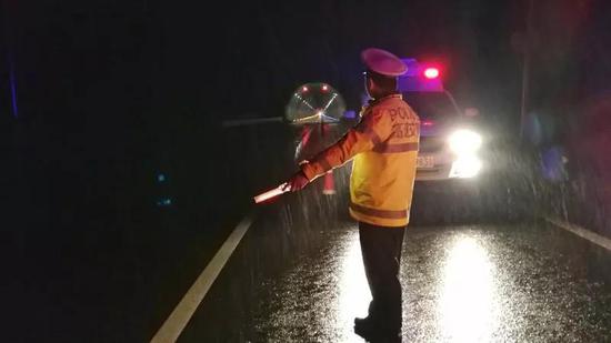 27日晚,湘西高速交警在桥隧相连路段采取压缩车道的管制措施