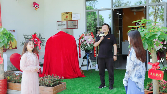 马栏山（长沙）视频文创园管委会主任邹犇淼对新浪湖南入驻园区表示热烈欢迎。