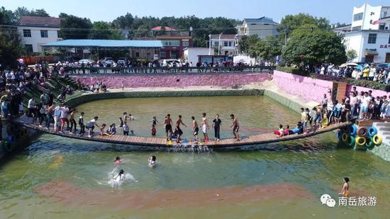 在红星村,骑行、露营、烧烤、农家美味、网红桥,游客逐个打卡,体验乡村乐趣。