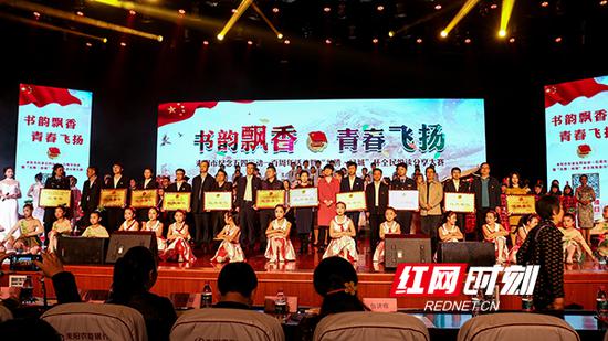 活动颁发10个五四红旗团组织奖。