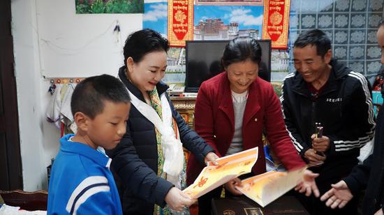 尼玛次旦父母自豪的展示儿子获得的奖状