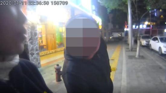 嫌疑人冯某围观民警办案