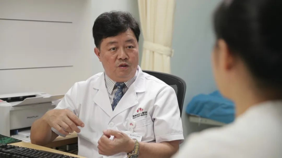 中南大学湘雅医院乳腺科教授、主任医师、湖南妇女儿童医院乳腺科主任毛杰为患者看诊