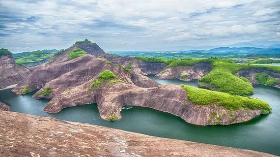 游飞天山,丹霞赤壁,鬼斧神工