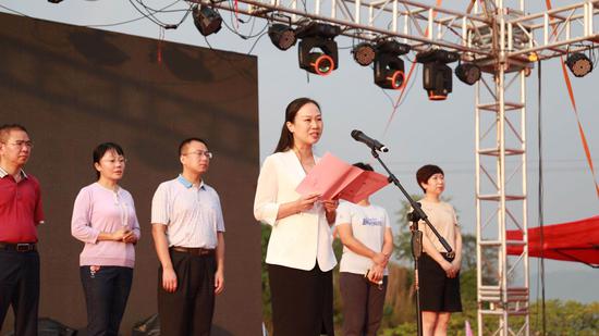苏仙区人民政府副区长曹俏致辞。