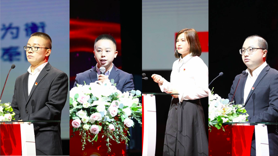 衡阳市雁峰区幸福社区黄春林书记(左一)、衡阳市雁峰区苏眼井社区周超书记(左二)、衡阳市蒸湘区温家台社区颜长征书记(右二)、衡阳市石鼓区青山街社区邓文书记(右一)分别做主旨演讲。