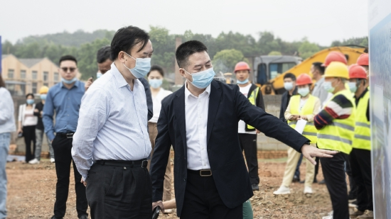 谷医堂董事长阳吉长向湖南医药学院校长何清湖讲解基地项目规划