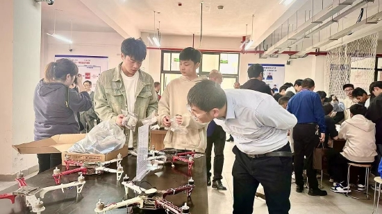 参观长沙市现代商贸中等职业学校无人机实训中心。