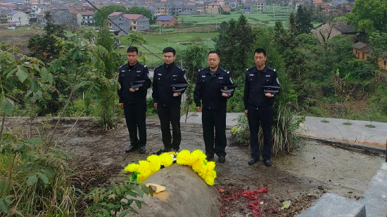 虎踞中心派出所民警到因公殉职民警何勇同志墓前祭扫