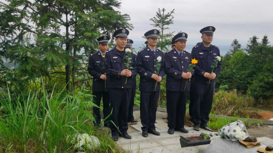 刑侦大队民警到因公殉职民警肖文魁同志墓前扫墓