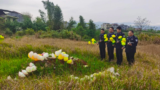 湖口中心派出所民警到因公牺牲民警李彪同志墓前祭扫