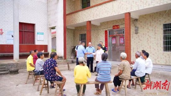云集派出所召开屋场恳谈会,就地化解矛盾。田徵翯 摄