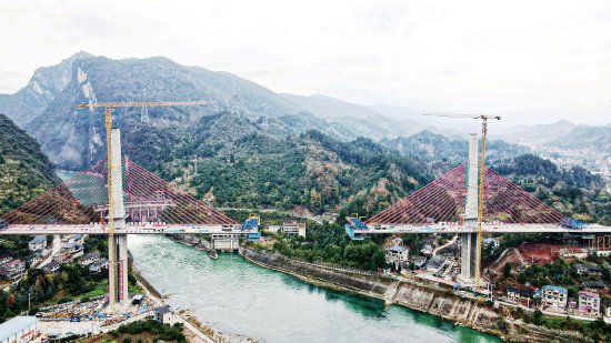 正在紧张建设的桑龙高速公路贺龙特大桥。