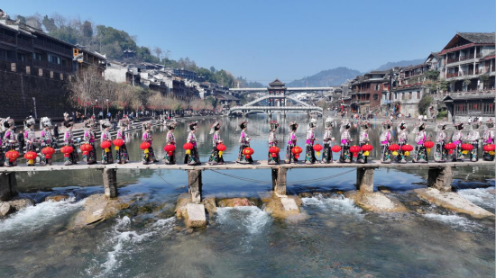 苗族盛装靓古城