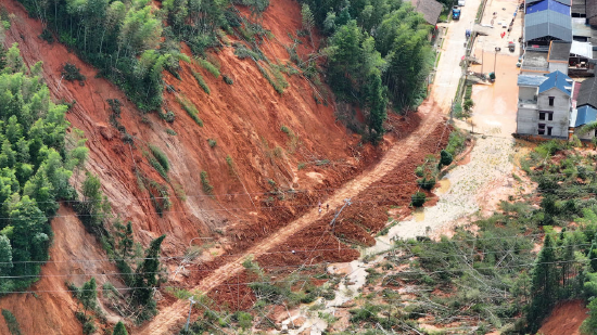 资兴市八面山瑶族乡一处被山体滑坡掩埋的道路已被疏通(7月30日摄,无人机照片)。
