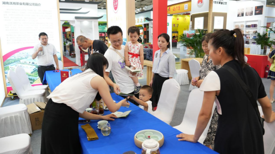 小茶人在集团潇湘茶业展位盖章