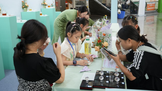 小茶人在集团湖南茶叶博物馆展位体验非遗茶事活动