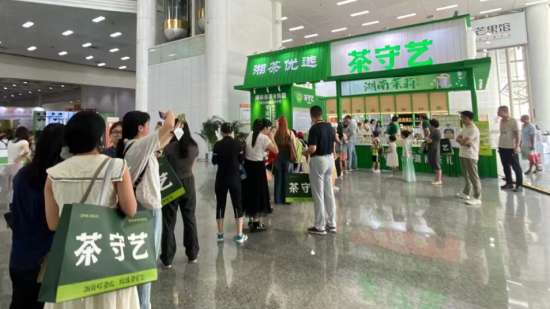 市民纷纷排队购买集团茶守艺饮品