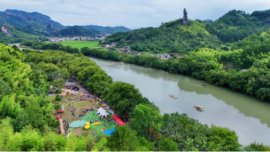 （“相约张崀桂·崀山好嗨鸭”活动现场 申兴刚摄）