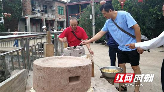 游客体验石磨豆腐。