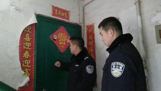 ▲民警调查传销窝点