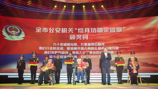 长沙市委副书记、市长、湖南湘江新区党工委书记郑建新颁授“终身功勋荣誉章”