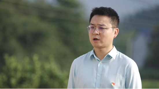 财政部驻平江县泊头村第一书记杨杰接受采访