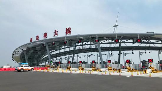 港珠澳大桥收费站(图/央视记者 梁震)