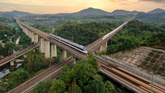 2021年9月13日，湘潭市岳塘区，长株潭城际铁路列车与京广高铁在此相遇。