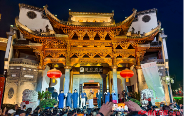 漫步在古商城的青石板路上,穿梭于七冲八巷九条街,仿佛能看见曾经商帮往来、热闹非凡的景象。