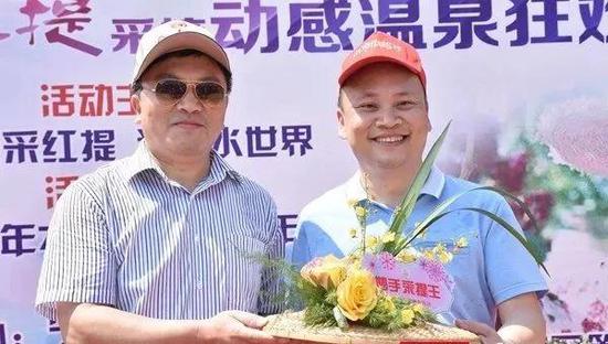 图为长沙市旅游局党组书记、局长易冒为赢得“妙手采提王”称号的游客颁奖，并宣布活动开幕。