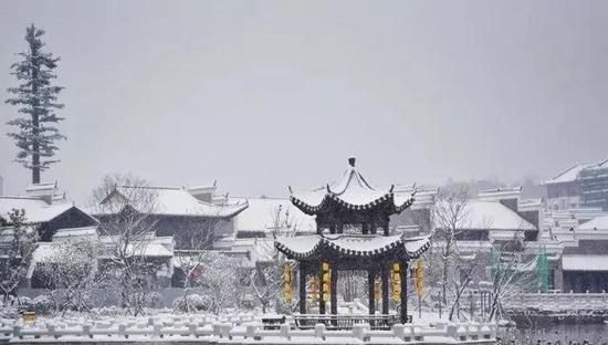 纷飞的大雪中,古镇仿佛穿越了千年。