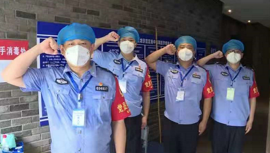 8月12日,株洲经开公安分局民警在集中隔离执勤点重温入党誓词