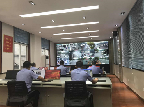 高桥派出所的民警正在视频侦查指挥室中查看辖区内情况