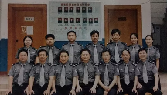 1999年,张黎明(后排左三)刚被调来董家塅派出所时与同事的合影