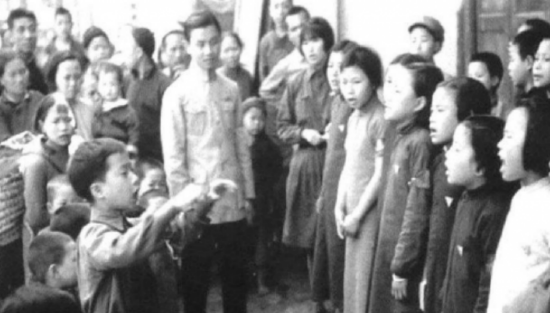 抗战期间,湖大学生在辰溪街头教唱爱国歌曲 (图源:怀化新闻网)