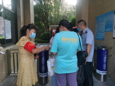 积极参加疫情防控志愿活动的袁阿姨