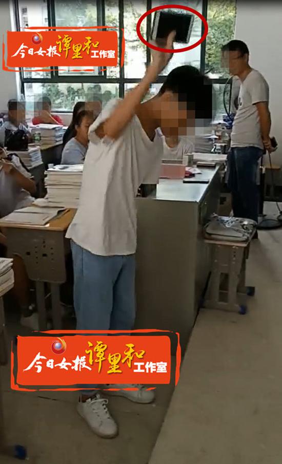 永州道县二中,学生被老师轮流喊上讲台自砸手机