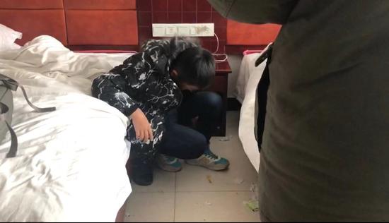 12月12日下午，吴某一家人住在泗湖山镇一家宾馆里。 新京报记者 王昆鹏 摄影