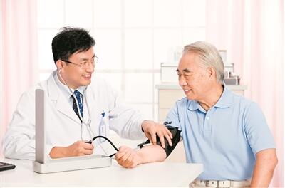高血压患者血压如果有波动要及时跟医生沟通,调整用药方案。(图@视觉中国)