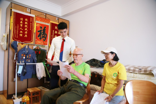 (为VR博物馆录制讲解词的新四军老兵印余生)