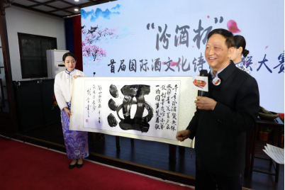 湖南省诗词协会会长彭崇谷当场挥毫泼墨