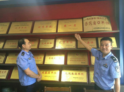 “我们的使命就是让建设派出所红旗不褪色、更鲜艳”,杨湘兵说