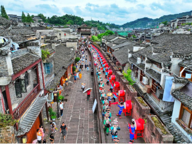 凤凰古城巡游。