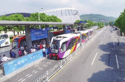 5月8日上午，株洲市天元区神农大道，智轨列车在路上运行。 记者 童迪 摄