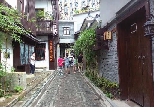 7月7日,市民探访西园北里历史步道。作为长沙首条历史步道的首发段, 今年3月,该老街改造完成,今年五一小长假正式开街。记者 陈月红 摄