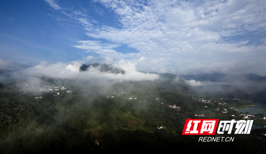 长兴瑶族村风貌,蓝天碧水、山雾氤氲。