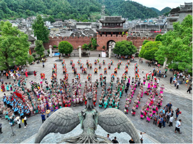 多彩民俗聚凤凰。