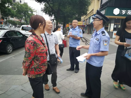 民警耐心向市民讲解如何办理各类出入境证件