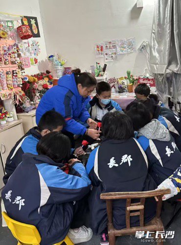 同学们与志愿者老师一起制作手工,积极参与基地的手工创业项目。